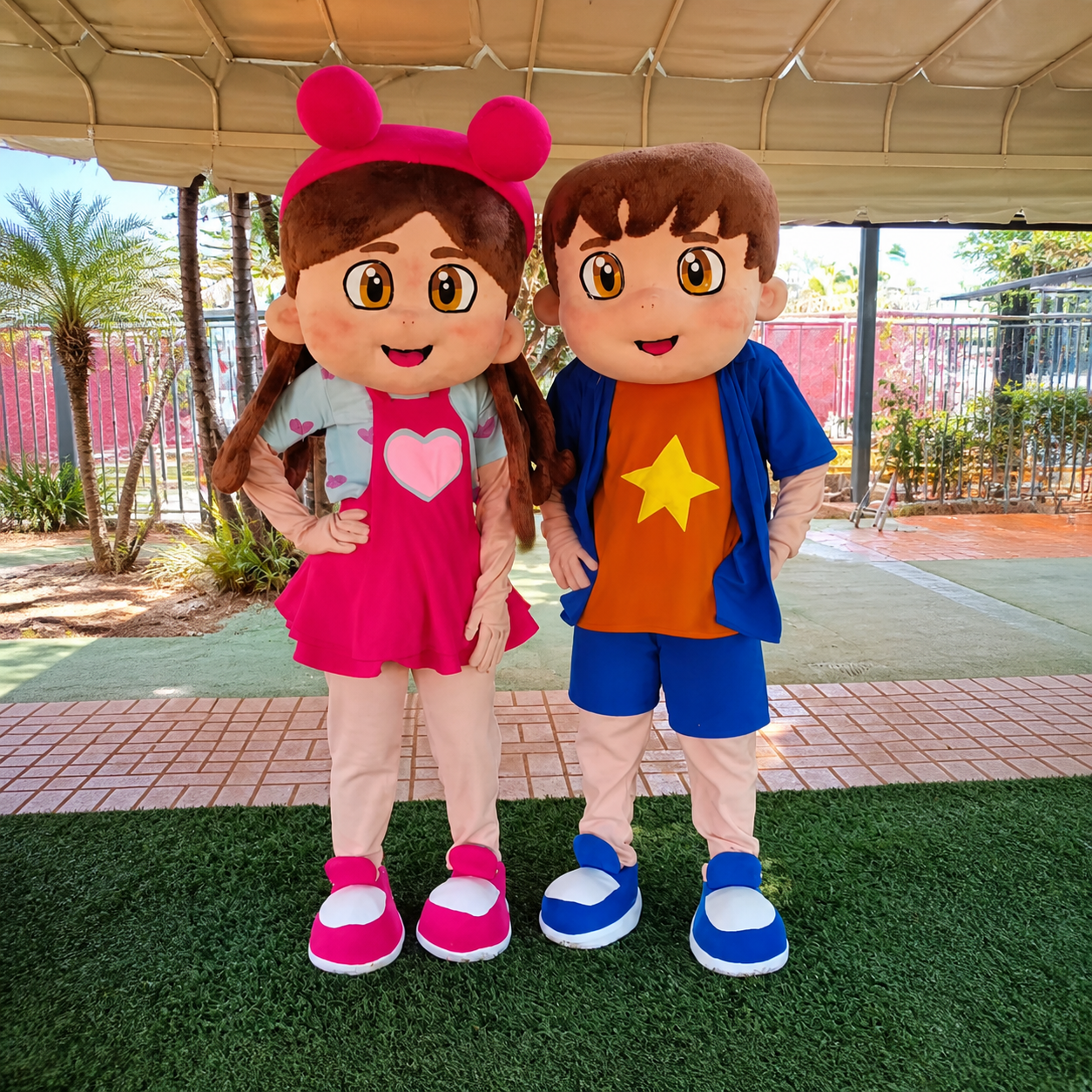 Dois personagens infantis da equipe Tio Mamute